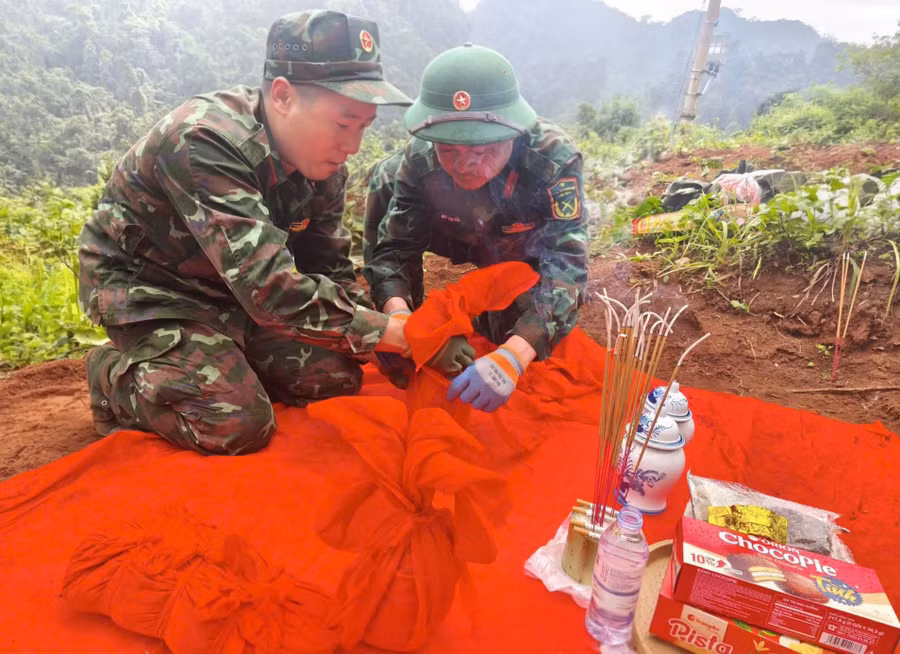 Công tác tìm kiếm, quy tập hài cốt liệt sĩ tại xã biên giới Minh Tân.