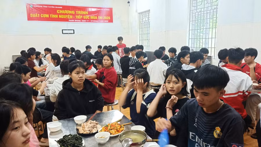 Các em học sinh được chăm lo những bữa ăn đầy đủ chất, an toàn vệ sinh thực phẩm.