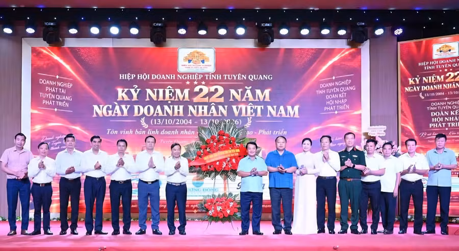 Bí thư Tỉnh ủy Tuyên Quang tặng hoa chúc mừng ngày Doanh nhân Việt Nam. (Ảnh: CTTĐTTQ)