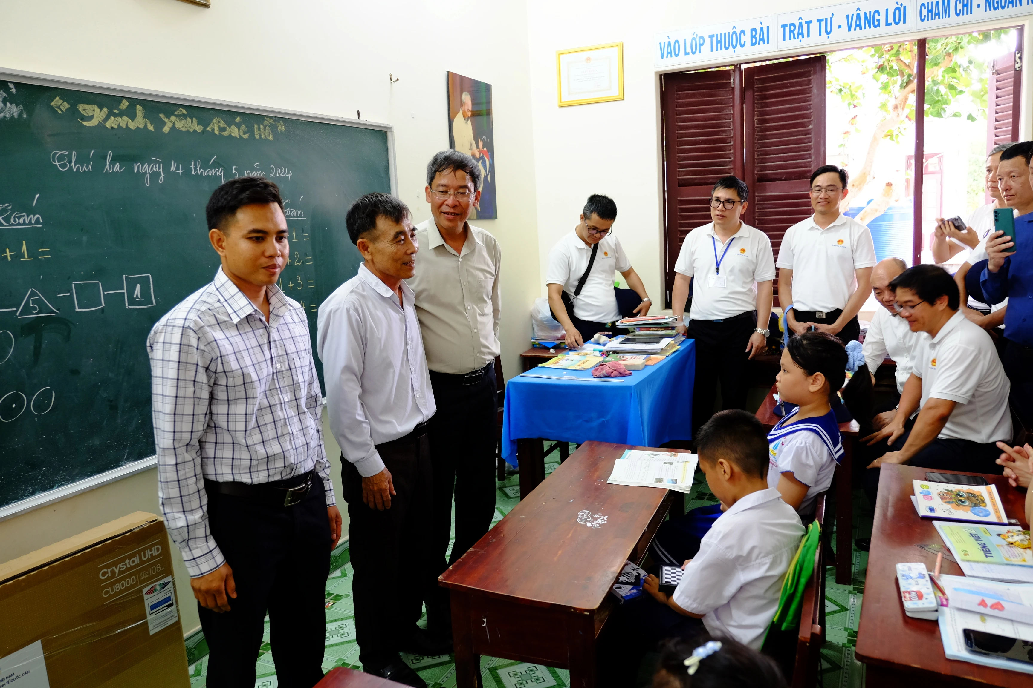 Cùng dạy với thầy Hạnh là thầy Cao Văn Truyền (đứng ngoài cùng bên trái), người Raglai, ở xã Sơn Hiệp (Khánh Sơn, Khánh Hòa). Thầy Truyền (sinh năm 1989) giấu gia đình đăng ký xung phong ra đảo dạy học. Thầy đã có gia đình với 2 con (cháu lớn học lớp 3, cháu nhỏ học mẫu giáo). “Là một công dân Việt Nam, một người con đất Khánh Hòa, một người dân tộc thiểu số, tôi muốn một lần được đứng trên bục giảng ở ngôi trường trên quần đảo Trường Sa, gánh cái chữ từ miền núi xuống biển đảo xa xôi của Tổ quốc”, thầy Truyền chia sẻ với Báo Giáo dục & Thời đại. Cùng dạy với thầy Hạnh là thầy Cao Văn Truyền (đứng ngoài cùng bên trái), người Raglai, ở xã Sơn Hiệp (Khánh Sơn, Khánh Hòa). Thầy Truyền (sinh năm 1989) giấu gia đình đăng ký xung phong ra đảo dạy học. Thầy đã có gia đình với 2 con (cháu lớn học lớp 3, cháu nhỏ học mẫu giáo). “Là một công dân Việt Nam, một người con đất Khánh Hòa, một người dân tộc thiểu số, tôi muốn một lần được đứng trên bục giảng ở ngôi trường trên quần đảo Trường Sa, gánh cái chữ từ miền núi xuống biển đảo xa xôi của Tổ quốc”, thầy Truyền chia sẻ với Báo Giáo dục & Thời đại.