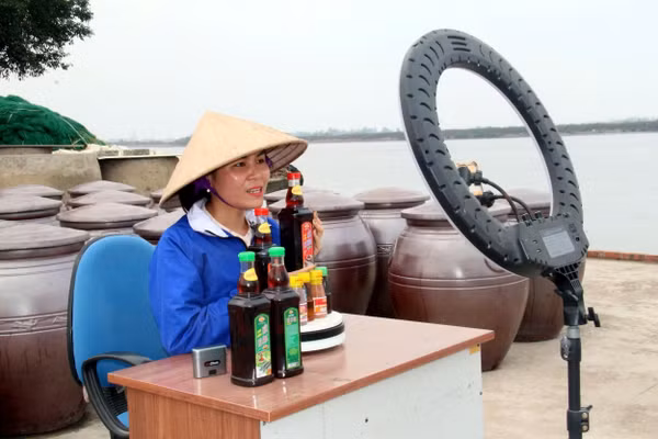 Người dân xã Hải Hậu bán các sản phẩm nước mắm truyền thống trên nền tảng số.
