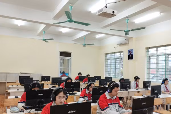 Học sinh Trường THCS Trần Bích San (phường Nam Định) tham gia Cuộc thi Olympic tiếng Anh trên Internet. 