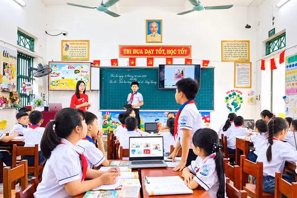Cô và trò Trường Tiểu học Hải Anh (Ninh Bình) trong một giờ học ứng dụng công nghệ thông tin.