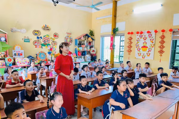 Học sinh mầm non hào hứng tham quan, trải nghiệm tại Trường Tiểu học Yên Xá.