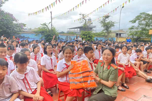 Chương trình tuyên truyền an toàn giao thông, phòng chống đuối nước và tai nạn thương tích tại Trường Tiểu học Hồng Gai thu hút đông đảo học sinh tham gia.