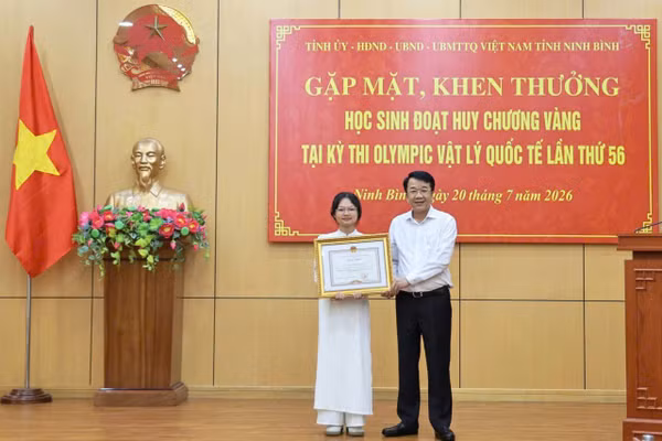 Ninh Bình thưởng 500 triệu đồng cho nữ sinh đoạt HCV Olympic Vật lí quốc tế