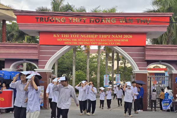 Thí sinh tham dự Kỳ thi tốt nghiệp THPT năm 2026 tại Trường THPT Hoàng Văn Thụ (Ninh Bình).