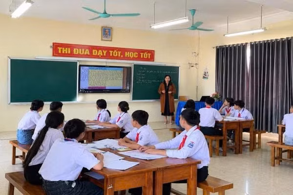 Ứng dụng công nghệ số trong giờ học tại Trường THCS Yên Đồng.