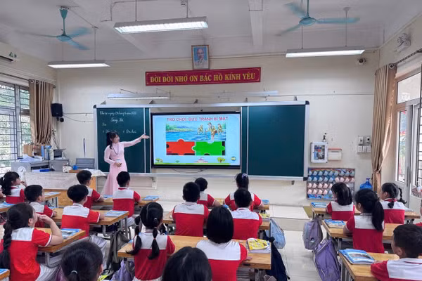 Giáo viên Trường Tiểu học Trần Hưng Đạo đổi mới phương pháp dạy học với ứng dụng AI.