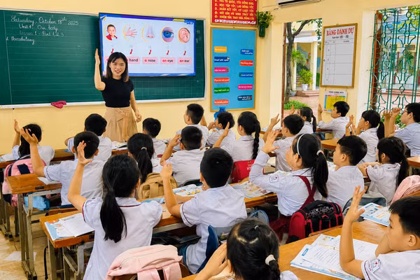 Giờ học tiếng Anh của học sinh Trường Tiểu học Ý Yên. Ảnh: Nhà trường cung cấp