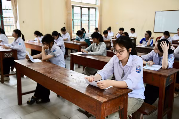 Thí sinh làm thủ tục dự thi tại điểm thi Trường THPT Trần Văn Bảo trước kỳ thi tuyển sinh lớp 10.