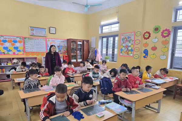Cô giáo Hà Thị Thu Hường kiên nhẫn đồng hành cùng học sinh đặc biệt trong giờ học.