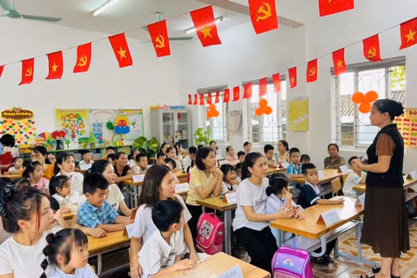 Buổi gặp gỡ đầu tiên giữa cô giáo, học sinh lớp 1 và phụ huynh.
