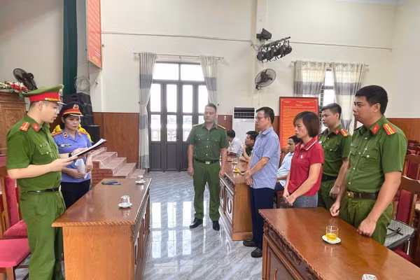 Cơ quan Cảnh sát điều tra Công an tỉnh Ninh Bình thi hành các quyết định khởi tố đối với các bị can. Ảnh: Công an tỉnh Ninh Bình