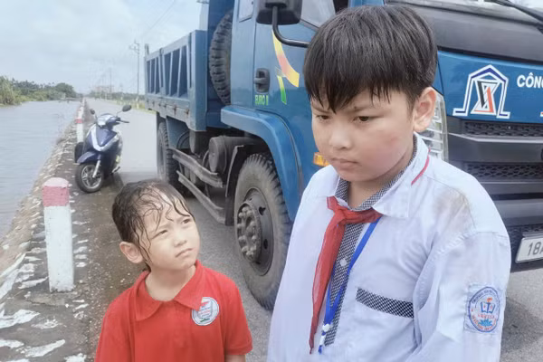 Hai anh em ruột Lê Quang Thái và Lê Anh Thơ được em Nguyễn Mạnh Hùng cứu khi không may ngã sông.