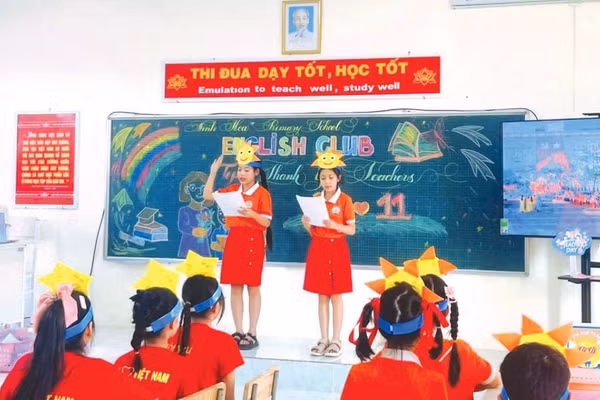 Học sinh Trường Tiểu học Tràng An (Ninh Bình) trong một buổi sinh hoạt câu lạc bộ tiếng Anh.