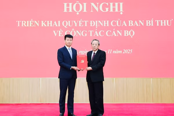Ông Hoàng Đăng Quang, Phó Trưởng Ban Thường trực Ban Tổ chức Trung ương trao Quyết định cho ông Trần Huy Tuấn. (Ảnh:ĐL)