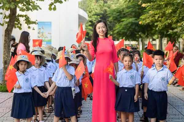 Cô, trò Trường Tiểu học Nguyễn Tất Thành (Nam Định, Ninh Bình) trong ngày khai giảng năm học 2025-2026. 