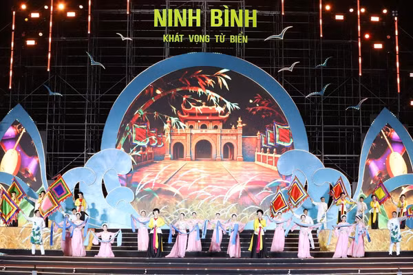 Tiết mục văn nghệ tại Lễ công bố Bộ nhận diện thương hiệu Khu du lịch Giao Ninh. Ảnh: Trần Hồng.