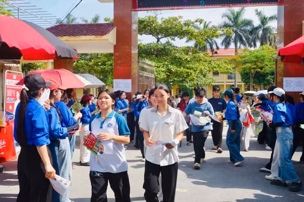 Thí sinh Ninh Bình hoàn tất thủ tục dự thi trước Kỳ thi tuyển sinh lớp 10 THPT năm học 2026–2027.