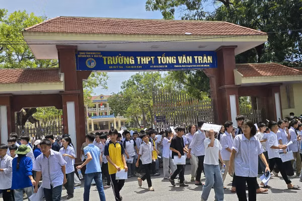 Thí sinh rời điểm thi Trường THPT Tống Văn Trân sau khi hoàn thành môn thi đầu tiên.