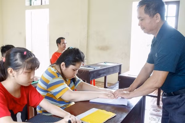 Lớp học chữ nổi Braille tại Trung tâm Phục hồi chức năng dạy chữ, dạy nghề Ninh Bình. 