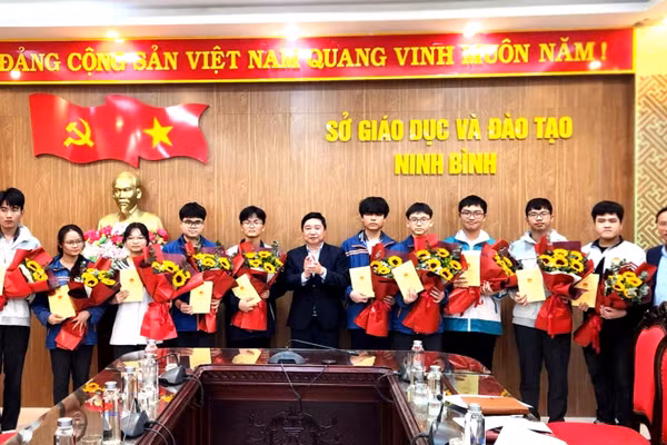 Sở GD&ĐT Ninh Bình gặp mặt học sinh tiêu biểu tham dự Kỳ thi chọn đội tuyển Olympic năm 2026. 