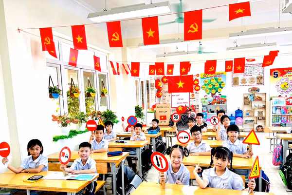 Học sinh Trường Tiểu học Hồng Gai (phường Hồng Gai) tham gia hoạt động giáo dục an toàn giao thông trong môi trường học đường thân thiện.