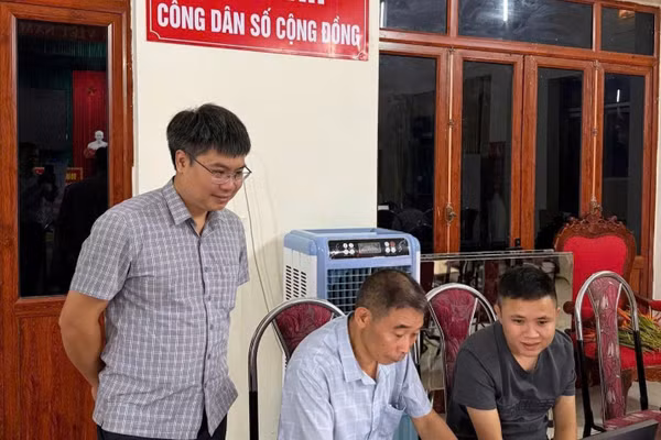 Tổ công nghệ số các thôn trên địa bàn xã Gia Trấn, Ninh Bình hướng dẫn người dân tại lớp học “Bình dân học vụ số”.