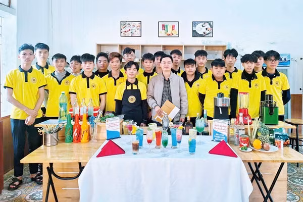 Học viên Trung tâm GDNN-GDTX Hải Hậu thực hành kỹ thuật pha chế đồ uống trong chương trình liên kết đào tạo với Trường Trung cấp Quốc tế Hà Nội. Ảnh: Thành Trung