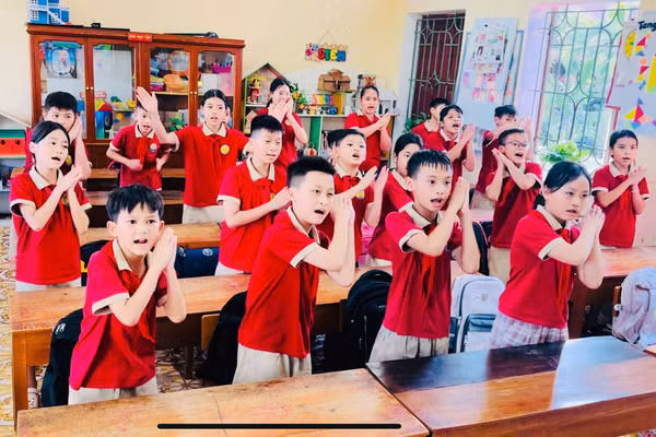 Học sinh Trường Tiểu học Ý Yên (xã Ý Yên, tỉnh Ninh Bình) hào hứng tham gia hoạt động học tập trên lớp.
