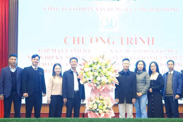 Đại diện lãnh đạo Công ty CP Xây dựng hạ tầng Đại Phong tặng hoa tri ân thầy, cô giáo. 