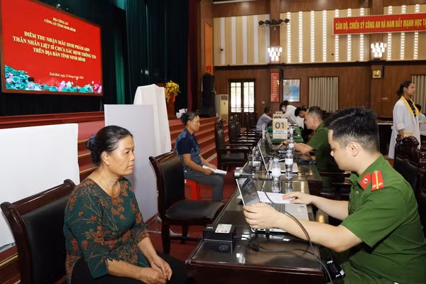Lực lượng Công an tỉnh Ninh Bình hướng dẫn, hỗ trợ thân nhân liệt sĩ hoàn thiện thủ tục thu nhận mẫu sinh phẩm ADN. Ảnh: Khánh Chi