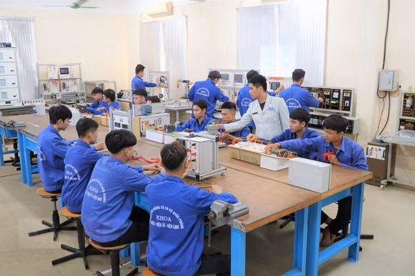 Học sinh thực hành trên hệ thống thiết bị điện công nghiệp tại cơ sở đào tạo nghề ở Ninh Bình. Ảnh: BNB