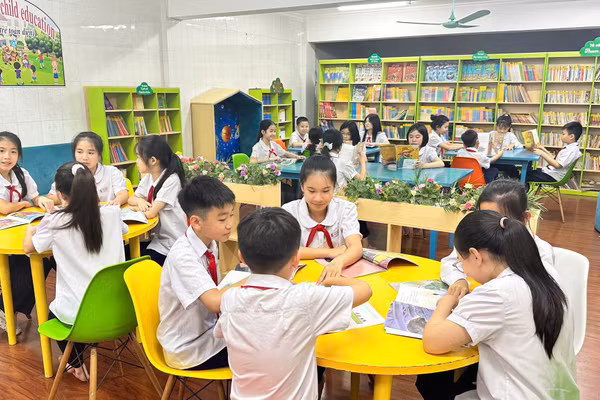 Học sinh Trường Tiểu học Hồng Gai (phường Hồng Gai) hào hứng đọc sách tại thư viện, góp phần lan tỏa văn hóa đọc trong nhà trường.