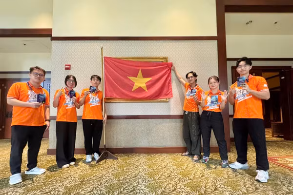 Em Phạm Lê Minh Tâm (đứng thứ 3 từ trái sang) cùng đội tuyển Việt Nam tham dự Vòng chung kết Cuộc thi Vô địch Tin học văn phòng thế giới 2026. 