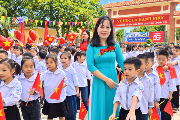 Cô và trò Trường Tiểu học Bắc Vũ Dương trong không khí phấn khởi chào đón năm học mới.