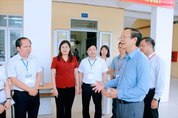 Thứ trưởng Phạm Ngọc Thưởng kiểm tra công tác chuẩn bị thi tốt nghiệp THPT tại Ninh Bình.