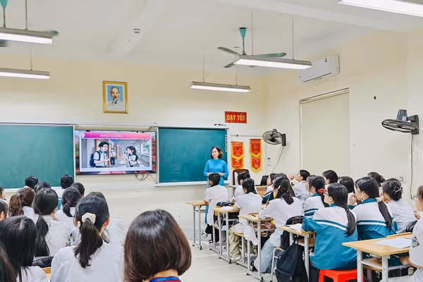 Cô, trò Trường THPT Tống Văn Trân trong một giờ học. 