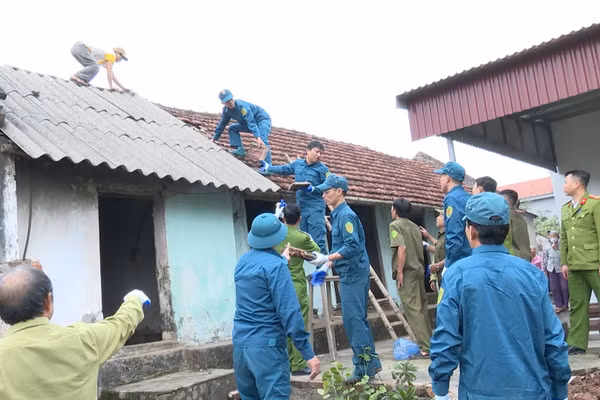 Các lực lượng tham gia hỗ trợ xóa nhà dột nát cho hộ nghèo.