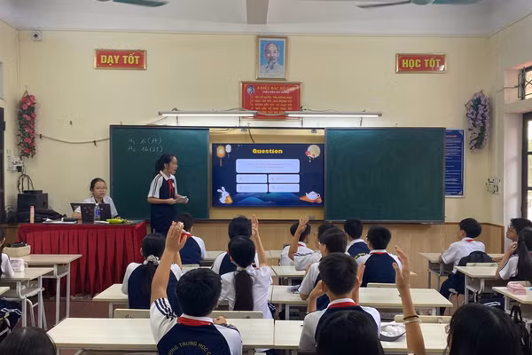 Học sinh Trường THCS Trần Đăng Ninh (Nam Định, Ninh Bình) tham gia hoạt động của Câu lạc bộ Ngoại ngữ.