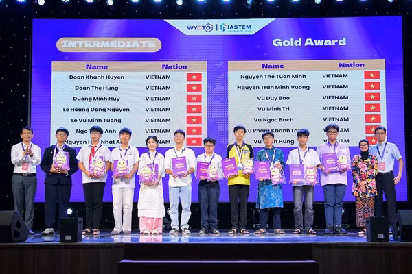 Ban Tổ chức trao Huy chương Vàng cho các thí sinh cấp độ Intermediate tại Kỳ thi Olympic Tài năng Hóa học trẻ thế giới (WYCTO) 2026. Ảnh: Trường Giang.