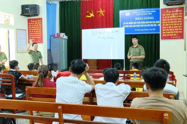 Lớp học tiếng Anh miễn phí dành cho trẻ em có hoàn cảnh khó khăn. Ảnh: Công an tỉnh Ninh Bình.