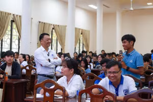 Sinh viên đặt câu hỏi với nội dung liên quan đến AI tại chương trình. 