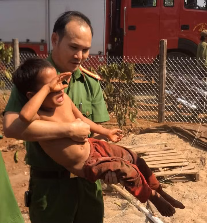 Cháu bé được đưa ra ngoài an toàn. Cháu bé được đưa ra ngoài an toàn.