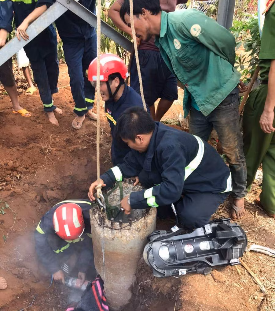 Lực lượng chức năng dùng nhiều máy móc, trang thiết bị để cứu cháu bé bị mắc kẹt. Lực lượng chức năng dùng nhiều máy móc, trang thiết bị để cứu cháu bé bị mắc kẹt.