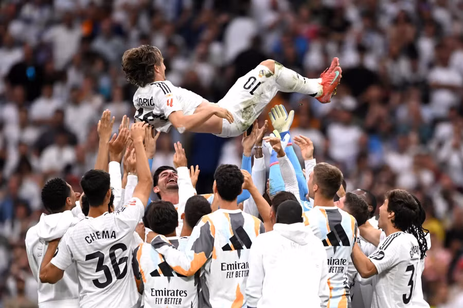 luka-modric-real-madrid-lifted-9.jpg
