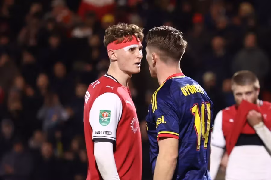 Tiền đạo Viktor Gyokeres (áo xanh) không thể giúp Arsenal tránh được trận thua sốc Fleetwood ngày 28/10. Ảnh: Shutterstock Editorial. arsenal-2964.jpg