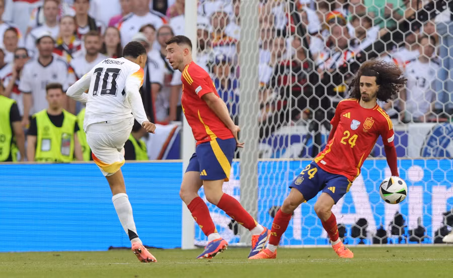 hand-play-cucurella-spain-jamal.jpeg