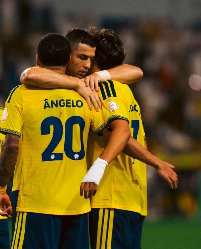 Ronaldo ôm đồng đội khi Al Nassr có được bàn thắng trước Neom tại vòng 10 Saudi Pro League 2026-2026. Ảnh: Al Nassr. ronaldo-2.jpg
